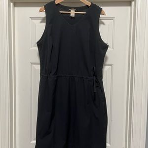 Duluth black v-neck mid dress Large